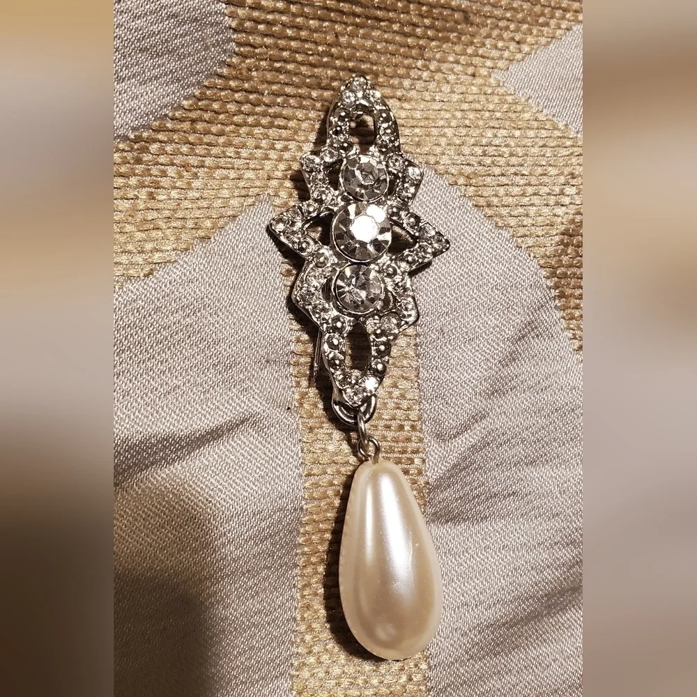 Rhinestone Star Teardrop Pearl Brooch Silvertone